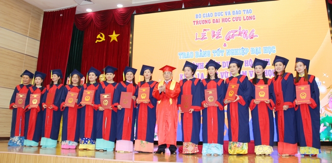 PGS.TS Lương Minh Cừ- Hiệu trưởng Trường ĐH Cửu Long trao bằng tốt nghiệp cho sinh viên.
