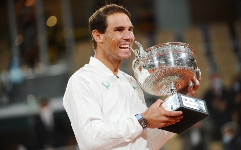 Rafael Nadal nâng cao chiếc cúp Coupe des Mousquetaires sau chiến thắng cách biệt trước Novak Djokovic ở chung kết Roland Garros 2020. (Ảnh: FFT)