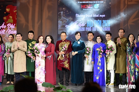 Lãnh đạo TP.HCM tặng hoa cho các nhà thiết kế tham gia Lễ hội áo dài 2020 - Ảnh: DUYÊN PHAN