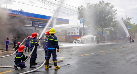 Lực lượng chữa cháy chuyên nghiệp dùng nước và bọt hòa không khí khống chế đám cháy.