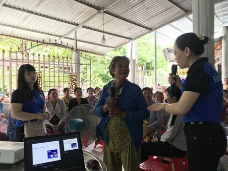 BHXH huyện Long Hồ thông tin các chế độ thụ hưởng cho người dân với chính sách BHXH tự nguyện.