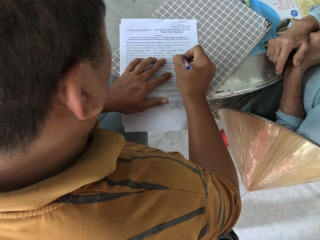 Anh Nguyễn Tấn Phát đăng ký tham gia BHXH tự nguyện, tự ghi tờ khai cho mình sau khi được nhân viên thu hướng dẫn.