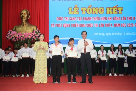 Phó Chủ tịch Thường trực UBND tỉnh- Lê Quang Trung khen thưởng cho các học sinh đạt giải.
