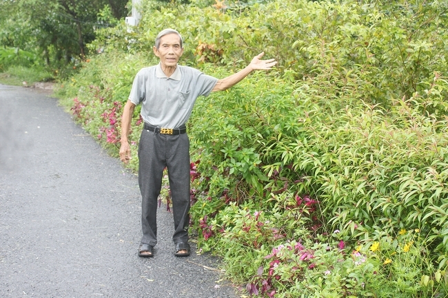 Ông Nguyễn Văn Mịnh đã hiến hơn 1.200m2 đất để làm 3 công trình giao thông nông thôn.