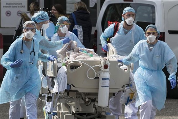 Nhân viên y tế chuyển bệnh nhân COVID-19 tại bệnh viện ở Mulhouse, Pháp. (Ảnh: AFP/TTXVN)