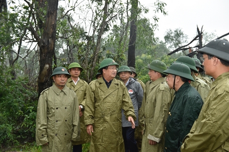 Phó Thủ tướng động viên các lực lượng tham gia cứu hộ, cứu nạn. - Ảnh: VGP/Nhật Bắc