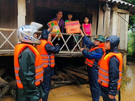 Lực lượng chức năng đang tiếp tục công tác cứu trợ, sơ tán người dân tại thị trấn Thuận An, huyện Phú Vang, tỉnh Thừa Thiên - Huế.