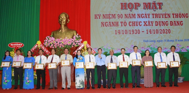 Bí thư Tỉnh ủy- Trần Văn Rón trao Kỷ niệm chương Vì sự nghiệp tổ chức xây dựng Đảng 