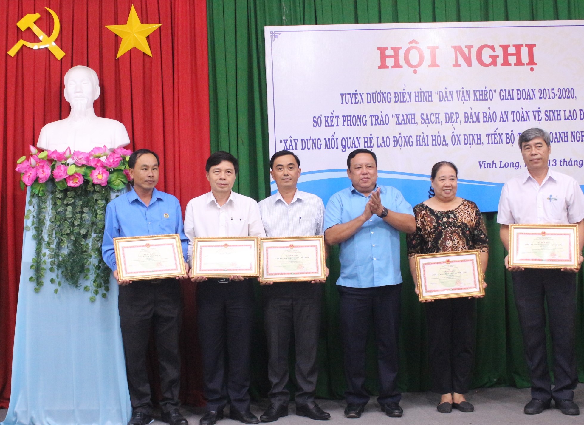 Ông Nguyễn Văn Liệt- Phó Chủ tịch UBND tỉnh trao bằng khen UBND tỉnh cho các tập thể có thành tích xuất sắc trong “Xây dựng mối quan hệ lao động hài hòa, ổn định và tiến bộ trong doanh nghiệp” 3 năm liền (2017- 2019)