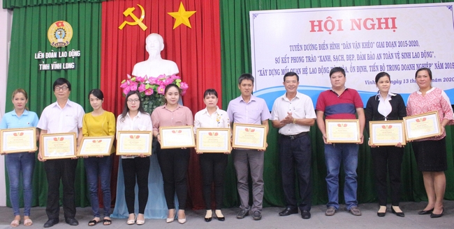 Ông Huỳnh Bá Long- Chủ tịch Liên đoàn Lao động tỉnh trao bằng khen cho những tập thể có thành tích xuất sắc trong “Xây dựng mối quan hệ lao động hài hòa, ổn định và tiến bộ trong doanh nghiệp”  năm 2019