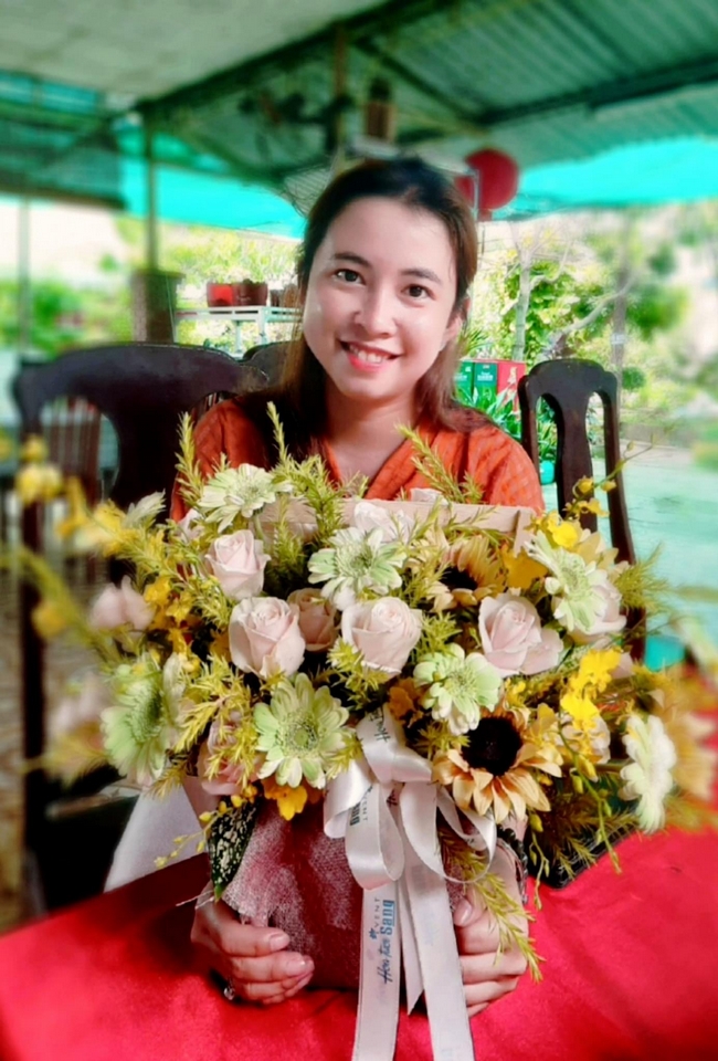Một bó hoa tươi thắm sẽ khiến nụ cười của phái đẹp tràn ngập hạnh phúc.