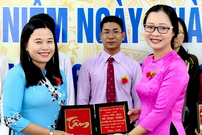 Cô giáo trẻ Nguyễn Ngọc Thùy (trái) nhận danh hiệu Nhà giáo tiêu biểu.