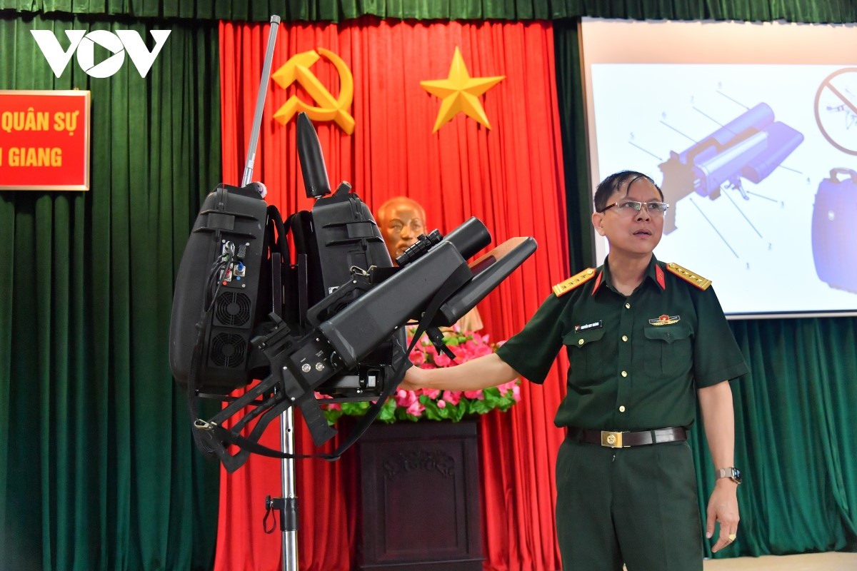 Kiên Giang triển khai thiết bị chế áp flycam không người lái.