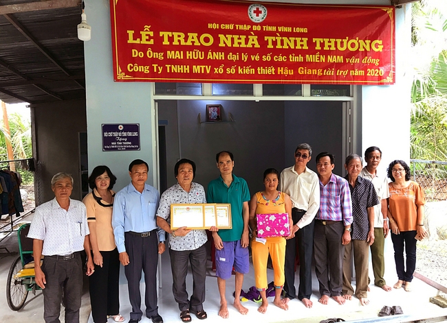 Bàn giao căn nhà tình thương cho gia đình anh Phan Thanh Long.