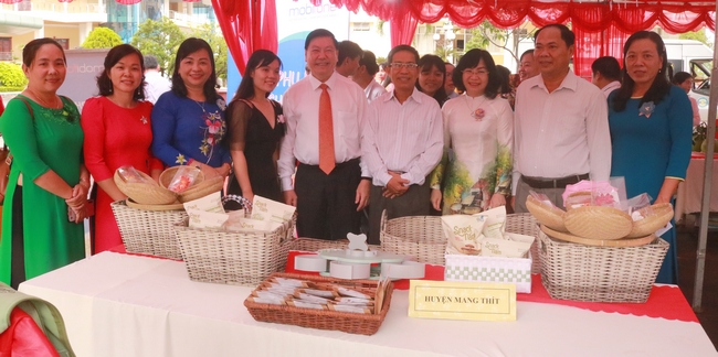 Bí thư Tỉnh ủy- Trần Văn Rón và cán bộ nữ tham quan các gian hàng trưng bày sản phẩm khởi nghiệp của hội viên phụ nữ.