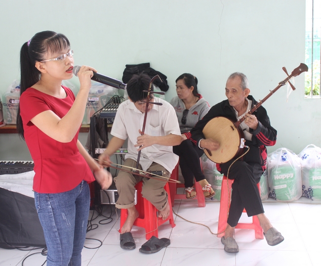 Em Trần Thị Ngọc Tuyền tự tin hát trong buổi sinh hoạt của CLB.