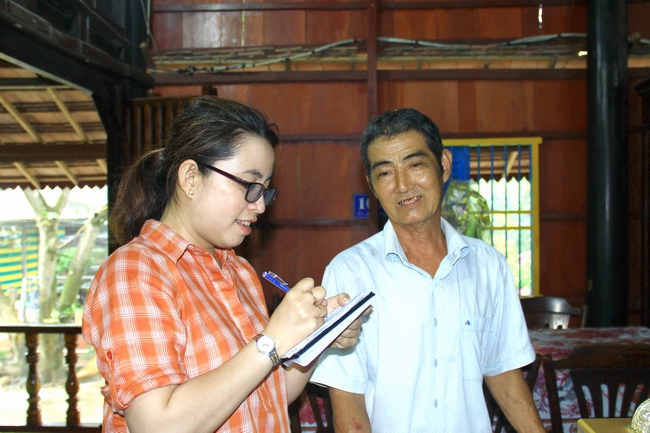 Nhà báo Thảo Ly (Báo Vĩnh Long) tác nghiệp tại Đồng Tháp.