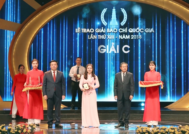 Nhà báo Cao Huyền đại diện nhóm thực hiện đề tài “Xây dựng nền nông nghiệp lương thiện” nhận giải C- Giải Báo chí quốc gia.