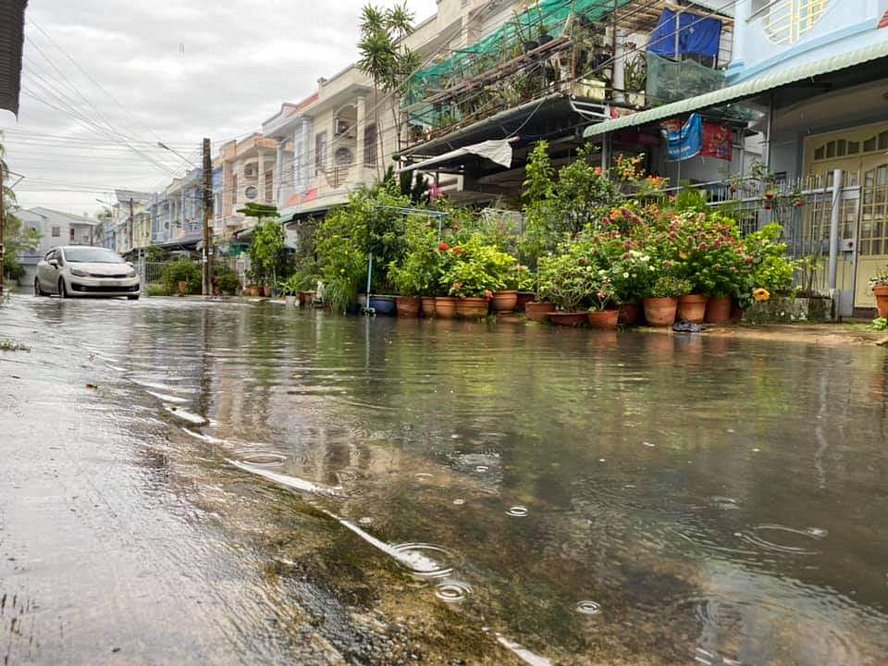 Trong khi những con đường nội bộ trong khu đô thị Ngọc Vân cũng ngập lênh láng.
