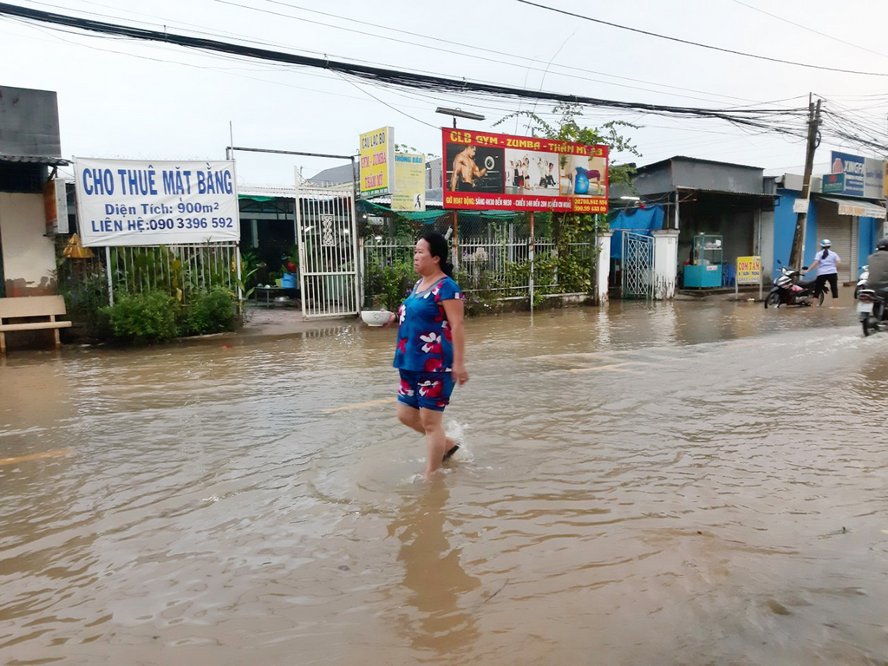 Phương tiện lưu thông, người dân đi lại khó khăn trên đường Mậu Thân, tuyến đường ngập nặng nhất thành phố.