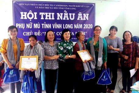 BTC trao giải nhất cho đội đến từ TX Bình Minh và giải nhì cho đội huyện Long Hồ.