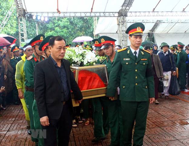 Lễ an táng các liệt sỹ tại Nghĩa trang Liệt sỹ thành phố Vinh. (Ảnh: Tá Chuyên/TTXVN)