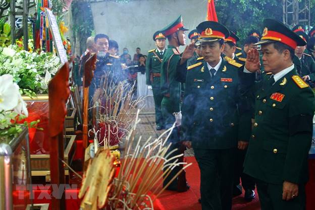  Lãnh đạo các đơn vị Lực lượng vũ trang tỉnh Nghệ An tưởng niệm trước anh linh các liệt sỹ. (Ảnh: Tá Chuyên/TTXVN)