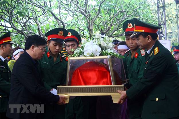  Di chuyển hài cốt để án táng các liệt sỹ tại Nghĩa trang Liệt sỹ thành phố Vinh. (Ảnh: Tá Chuyên/TTXVN)