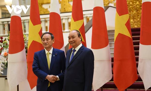 Ngay sau lễ đón, Thủ tướng Nguyễn Xuân Phúc và Thủ tướng Nhật Bản dẫn đầu đoàn đại biểu cấp cao hai nước tiến hành hội đàm. 
