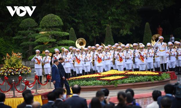 Tiếp đó, Thủ tướng Nguyễn Xuân Phúc mời Thủ tướng Suga Yoshihide duyệt Đội danh dự Quân đội Nhân dân Việt Nam. 