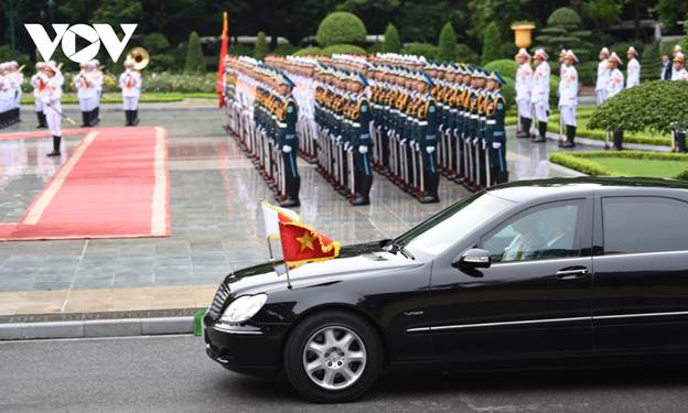 Xe chở Thủ tướng Nhật Bản và Phu nhân tiến vào Phủ Chủ tịch.
