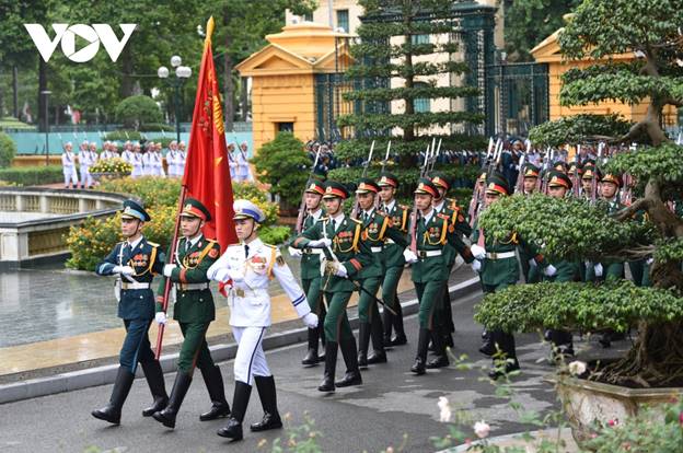 Sáng 19/10, tại Phủ Chủ tịch ở Thủ đô Hà Nội, Thủ tướng Nguyễn Xuân Phúc và Phu nhân chủ trì Lễ đón Thủ tướng Nhật Bản Suga Yoshihide và Phu nhân thăm chính thức Việt Nam từ ngày 18-20/10. 