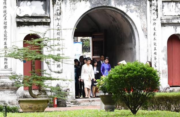 Đây là chuyến công du nước ngoài đầu tiên của Thủ tướng Suga và phu nhân kể từ khi ông nhậm chức hồi giữa tháng 9.
