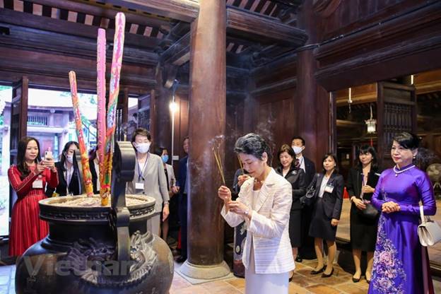 Phu nhân Thủ tướng Nhật Bản Suga Mariko dâng hương tại Văn Miếu Quốc Tử Giám. Ảnh: Minh Sơn/Vietnam+