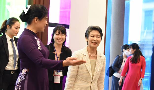 Chiều cùng ngày, Phu nhân Thủ tướng Nhật Bản Suga Mariko đã thăm Bảo tàng Phụ nữ Việt Nam để tìm hiểu về lịch sử, di sản văn hóa, cuộc sống của phụ nữ Việt từ lịch sử đến đương đại.
