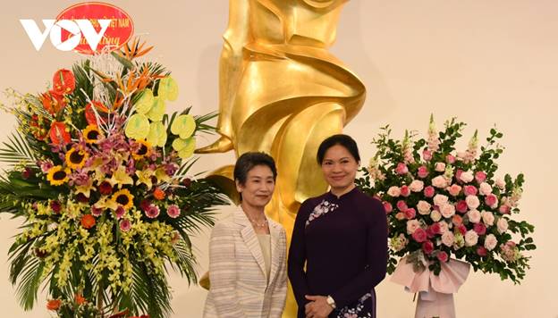 Phu nhân Thủ tướng Nhật Bản, bà Suga Mariko chụp ảnh cùng Chủ tịch Hội Liên hiệp Phụ nữ Việt Nam Hà Thị Nga.