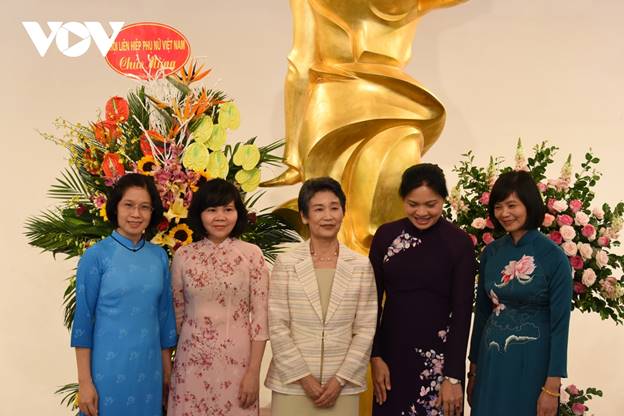 Đón tiếp Phu nhân Thủ tướng Nhật Bản tại Bảo tàng Phụ nữ Việt Nam có Chủ tịch Hội Liên hiệp Phụ nữ Việt Nam Hà Thị Nga cùng các lãnh đạo của bảo tàng. Phu nhân Thủ tướng Nhật Bản cùng đoàn đại biểu đã nghe giới thiệu về lịch sử hình thành và phát triển của Bảo tàng Phụ nữ Việt Nam; những câu chuyện, phẩm chất đáng quý của phụ nữ Việt Nam cùng các vấn đề của phụ nữ Việt Nam hiện nay.