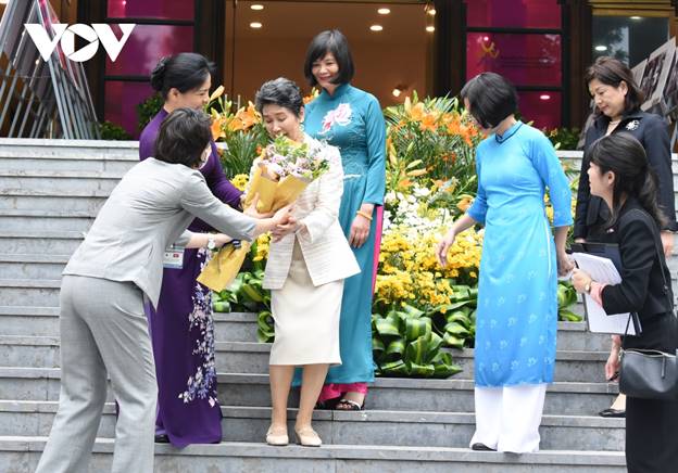 Phu nhân Thủ tướng Nhật Bản nhận bó hoa tươi thắm từ Chủ tịch Hội Liên hiệp Phụ nữ Việt Nam Hà Thị Nga.
