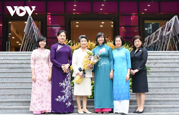 Phu nhân Thủ tướng Nhật Bản, bà Suga Mariko chụp ảnh lưu niệm cùng Chủ tịch Hội Liên hiệp Phụ nữ Việt Nam Hà Thị Nga và các lãnh đạo Bảo tàng Phụ nữ Việt Nam.