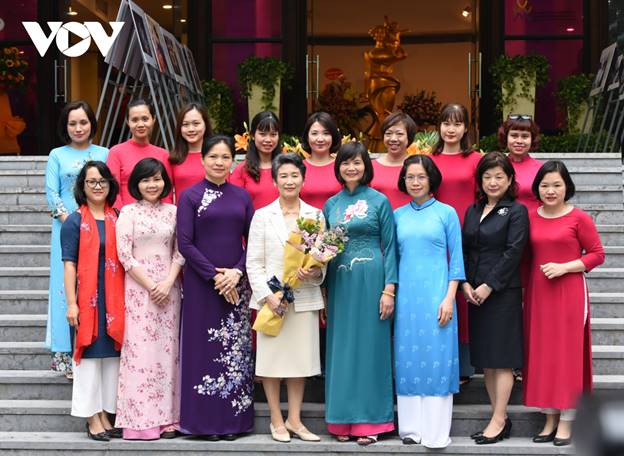 Phu nhân Thủ tướng Nhật Bản, bà Suga Mariko chụp ảnh lưu niệm cùng Chủ tịch Hội Liên hiệp Phụ nữ Việt Nam Hà Thị Nga và các cán bộ và nhân viên Bảo tàng Phụ nữ Việt Nam./.