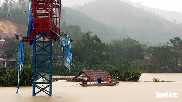 Cứu hộ các hộ dân ngập lụt nặng tại thị trấn Phong Nha - Ảnh: CÔNG TRIỆU