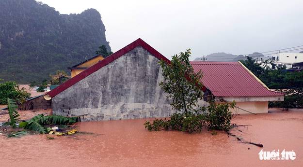 Trung tâm văn hóa thôn Xuân Tiến (thị trấn Phong Nha) ngập quá cửa vào - Ảnh: THÁI LỘC