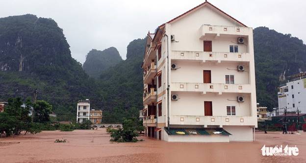 Nước lũ bao vây thị trấn Phong Nha - Ảnh: CÔNG TRIỆU