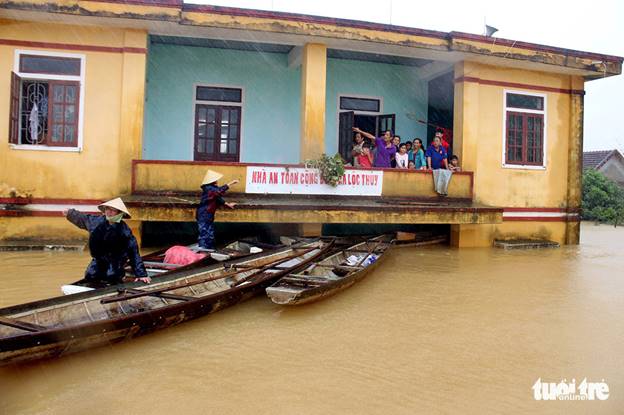 Người dân xã Lộc Thủy được đưa đến điểm trú lũ trên lầu 2 nhà an toàn cộng đồng - Ảnh: NGỌC HIỂN