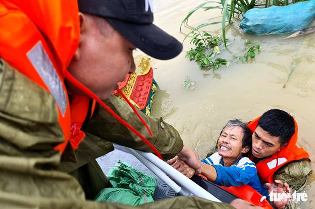 Lực lượng chức năng cứu dân bị mắc kẹt trong lũ ở xã Sơn Thủy, huyện Lệ Thủy, Quảng BìnhẢnh: NGỌC HIỂN