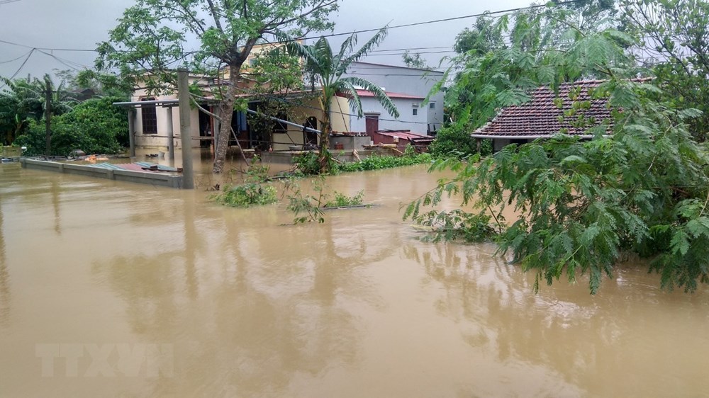  Nước vẫn ngập sâu tại khu vực xã Hàm Ninh, huyện Quảng Ninh, tỉnh Quảng Bình. (Ảnh: Văn Tý/TTXVN)