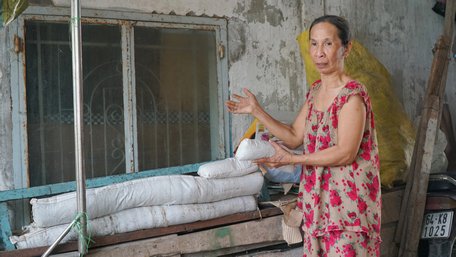 Cô Trần Thị Bạch Tuyết ở Khóm 1 (Phường 3- TP Vĩnh Long) với số bao cát “chuyên dụng tự thiết kế để chống lũ” 2 năm qua.