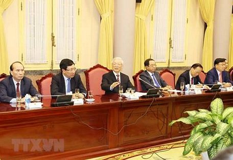 Tổng Bí thư, Chủ tịch nước Nguyễn Phú Trọng nói chuyện với các Đại sứ, Tổng Lãnh sự . Ảnh: TTXVN