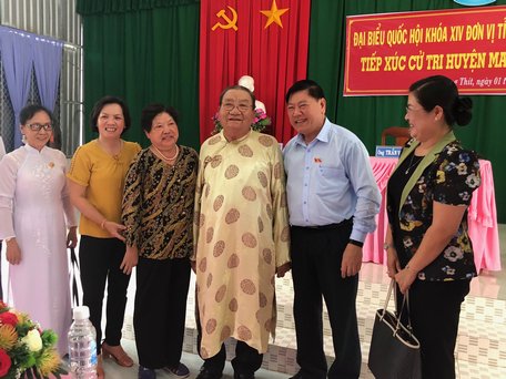  Ủy viên BCH Trung ương Đảng, Bí thư Tỉnh ủy- Trần Văn Rón tiếp xúc cử tri huyện Mang Thít.