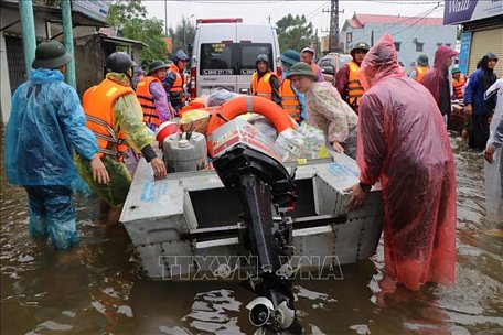 Ca nô của lực lượng chức năng được huy động đưa hàng cứu trợ tới người dân đang bị cô lập do lũ tại Quảng Bình. Ảnh minh họa: Võ Mạnh Thành/TTXVN